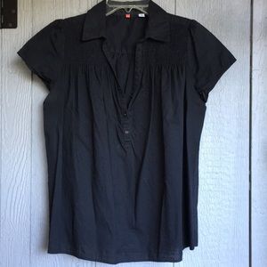 Shirt Sleeve Black Uniqlo top with pin tucking